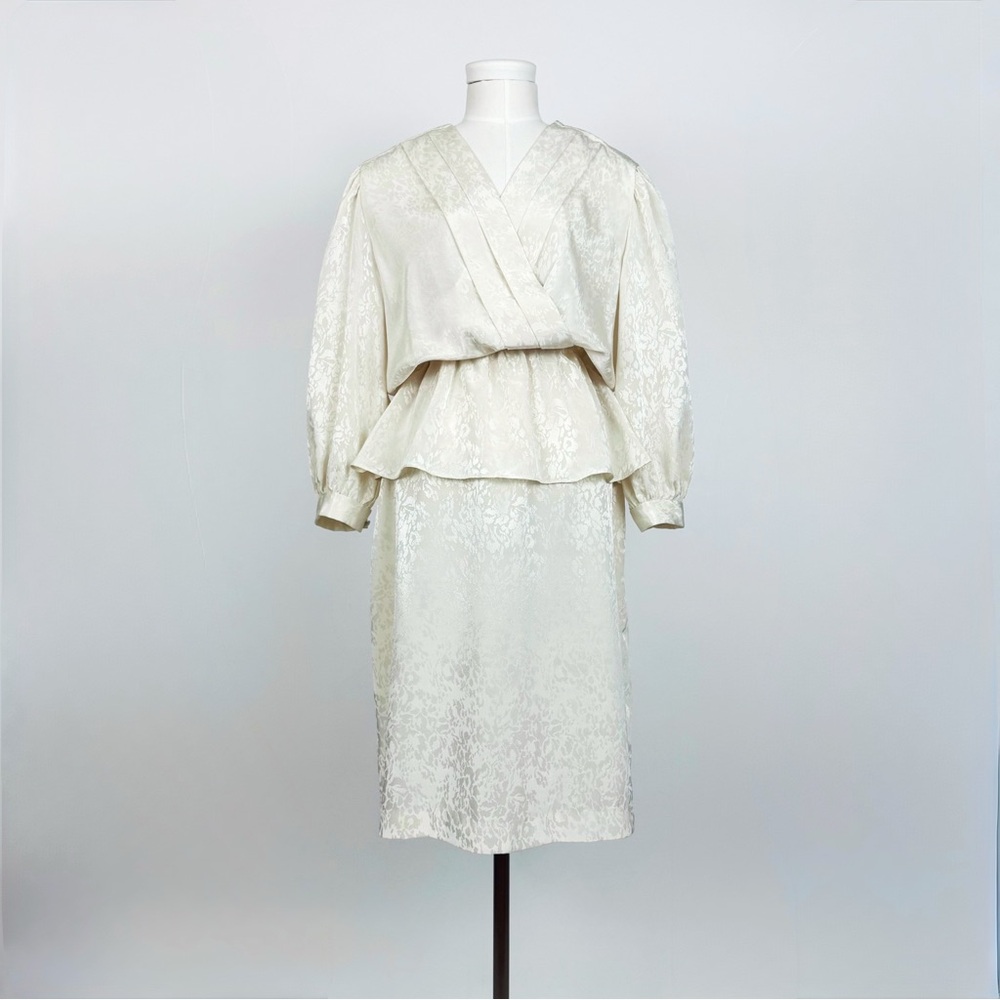 Vintage 80’s Jacquard Patterned Surplice Peplum Midi Dress in Ivory | Size M/L - Picture 2 of 8